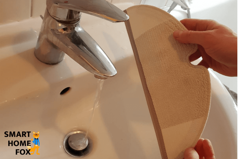 Салфетка моющего робота-пылесоса перед уборкой увлажняется.